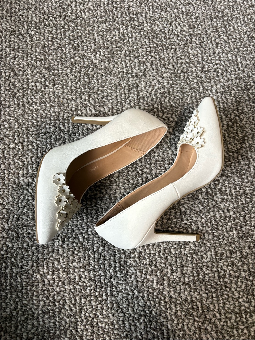 LC Lauren Conrad White Pointed-Toe Floral Detail Pumps - Picture 6 of 7